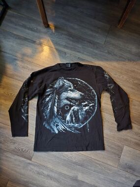 Vintage Black Long-Sleeve Graphic Wolf Tee
